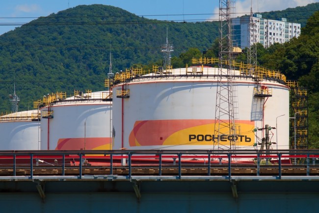 لماذا فرض ترامب عقوبات على أكبر عمالقة النفط في روسيا ، وكيف يمكن أن يؤثر ذلك على الحرب في أوكرانيا