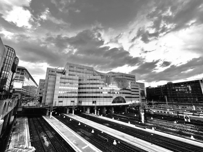 الشرطة الفرنسية تسقط سكينا 