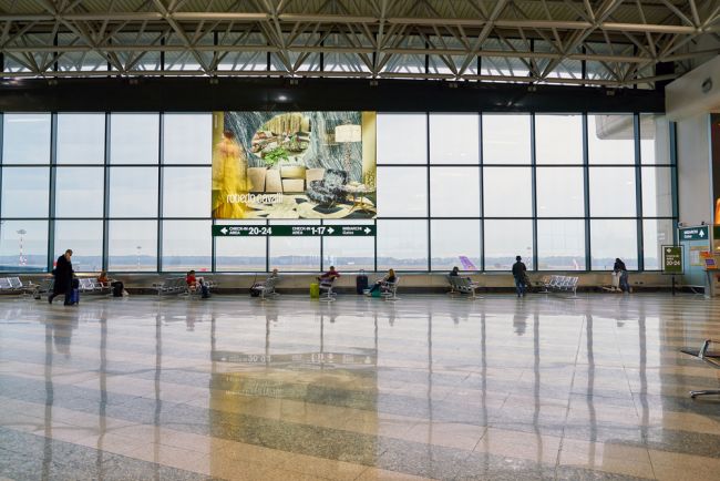 الفوضى في مطار ميلانو: راكب يحمل مطرقة يشعل النار ويحطم الشاشات