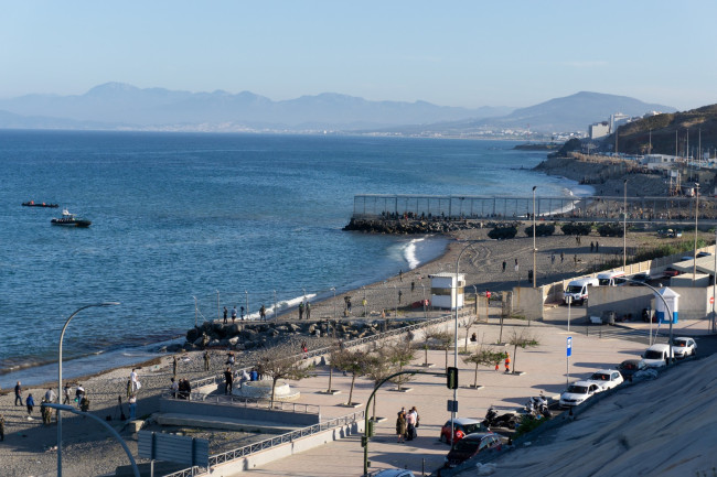 أزمة إنسانية في سبتة بينما يعبر آلاف المهاجرين المغاربة الحدود الإسبانية في نفس الوقت