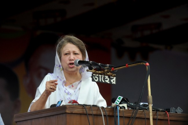 خالدة ضيا، أول امرأة رئيسة وزراء في بنغلاديش، توفيت عن عمر يناهز 80 عاما