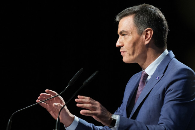 سانشيز يقف بحزم ضد عمالقة التكنولوجيا بشأن حظر وسائل التواصل الاجتماعي: "لن نتأثر بالأوليغارشية التقنية"