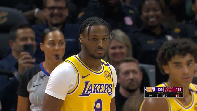 ليكرز يتعثر في كليفلاند ، لكن الجمهور يهتف بروني جيمس في أول نتيجة له في الدوري الاميركي للمحترفين