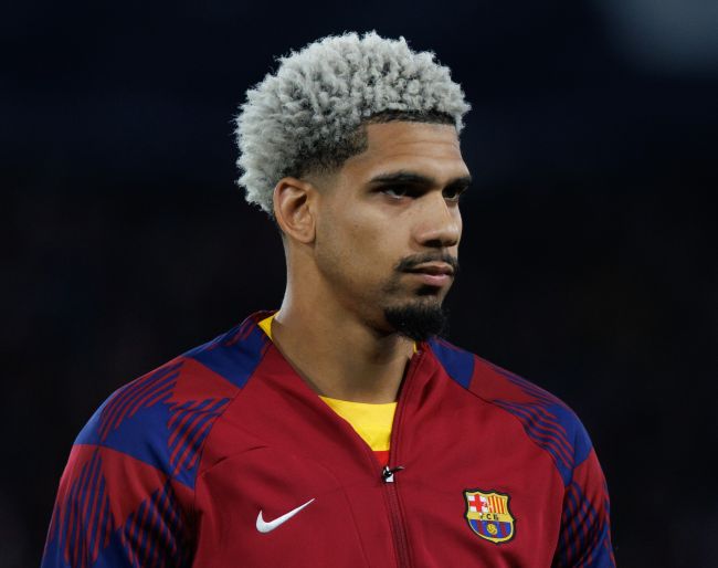 طلب قائد برشلونة رونالد أراوجو غيابا مؤقتا للتعافي من القلق بعد الانتقادات