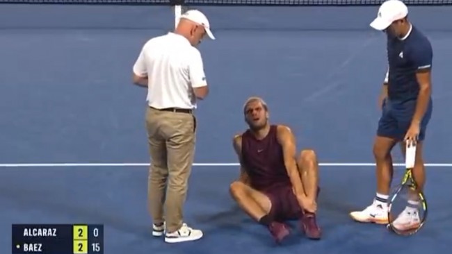 كارلوس ألكاراز يتعافى من التواء في الكاحل ويفوز بمباراته الأولى في طوكيو