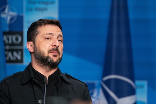 زيلينسكي يشير إلى استعداده للتنحي بعد الحرب