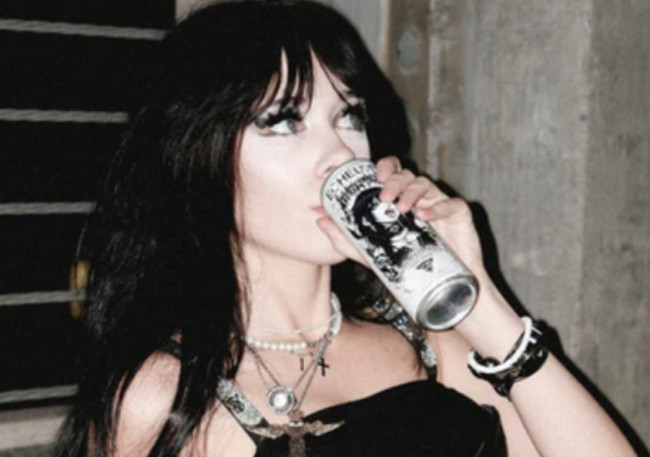 مشروب الطاقة Goth Girl Spit ينفد تقريبا فورا