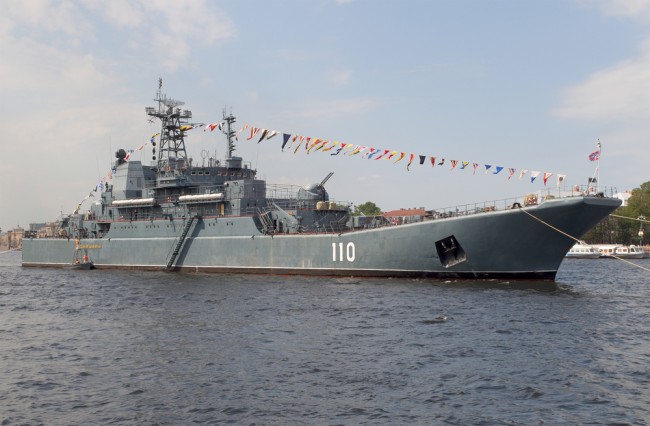 ربما تكون الطائرات بدون طيار التي تعطل المطارات الدنماركية قد تم إطلاقها من السفن... ها هي سفينة حربية روسية قيد التحقيق