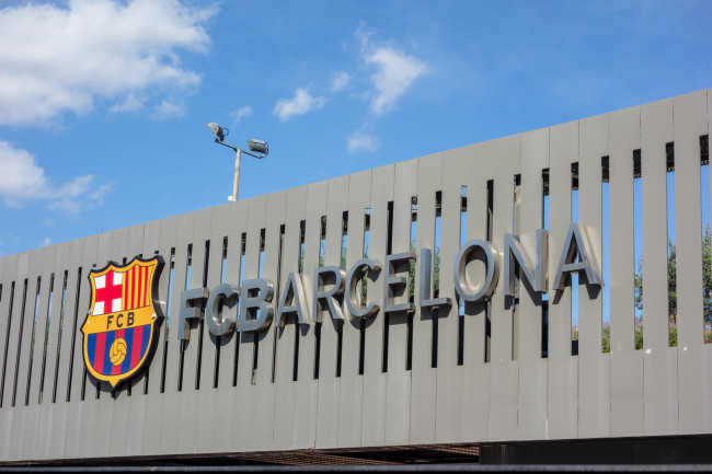 نادي برشلونة قدم شكوى رسمية ضد الاتحاد الأوروبي لكرة القدم بشأن خطأ حكم في دوري أبطال أوروبا