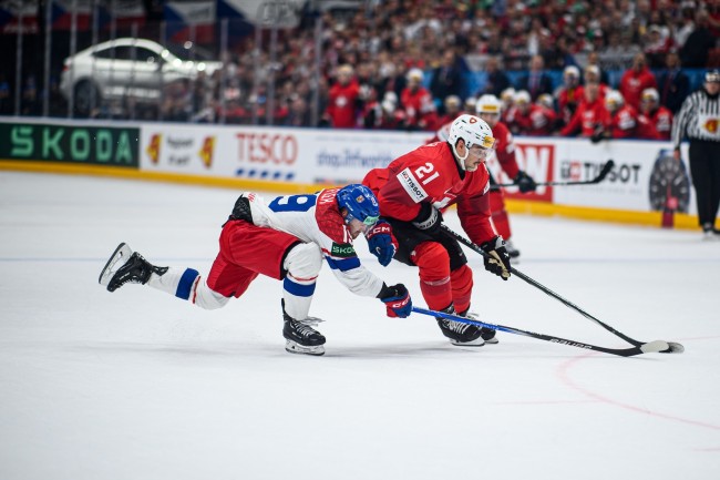 لاعب هوكي الجليد الأمريكي برادي تكاتشوك يتفاعل مع فيديو ذكاء اصطناعي شاركه البيت الأبيض: "لن أقول ذلك أبدا"