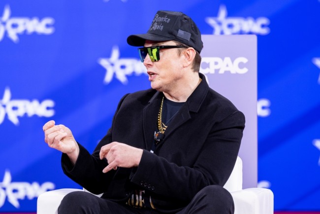 يصبح ماسك أول رجل في العالم يحقق 600 مليار دولار