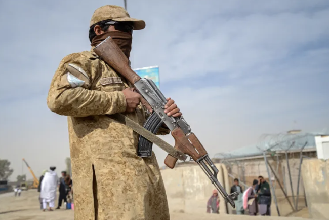 اشتباك بين القوات الباكستانية والأفغانية على الحدود بعد أيام من الأعمال العدائية