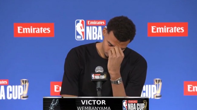 فيكتور ويمبانياما يذرف الدموع بعد لعبه كأس ال NBA بعد ساعات من وفاة جدته