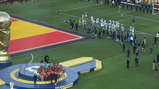 كان فلاكو لوبيز اللاعب الأرجنتيني الوحيد الذي لم يدير ظهره لإسبانيا في لحظة مثيرة للجدل