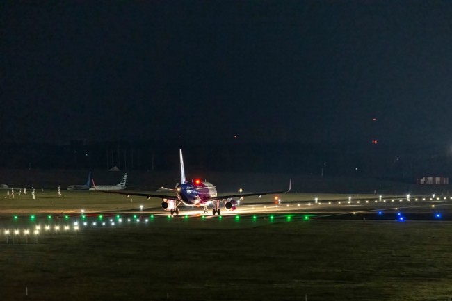 ليتوانيا تغلق مطار فيلنيوس وحدود بيلاروسيا بعد دخول أجسام مجهولة الهوية المجال الجوي