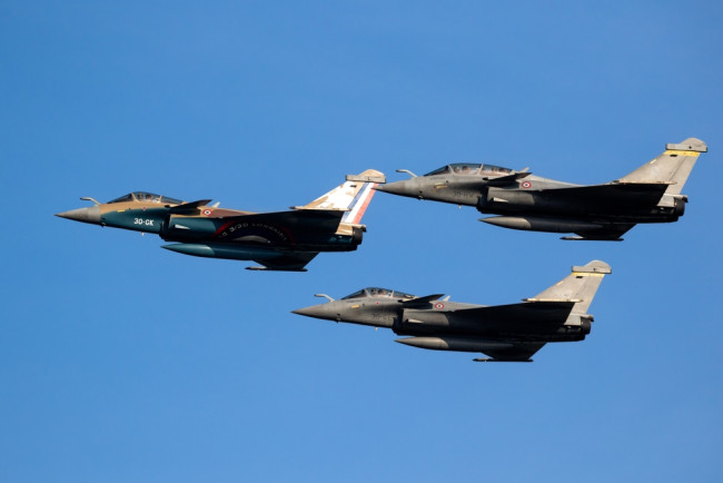 تستلم إندونيسيا أول طائرات رافال المقاتلة في ترقية دفاعية رئيسية من فرنسا