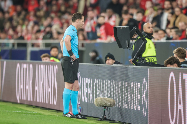 تذكر الاتحاد الأوروبي لكرة القدم أن VAR يجب أن يستخدم فقط "للأخطاء الواضحة والواضحة"