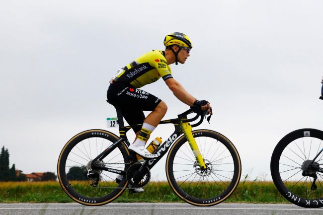 أول ثلاث عمليات سحب من La Vuelta a España بعد تحطم متعدد في المرحلة 2