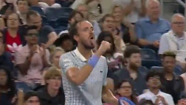 تم القبض على دانييل ميدفيديف وهو يقوم بإيماءة فاحشة خلال عرض محرج في بطولة الولايات المتحدة المفتوحة