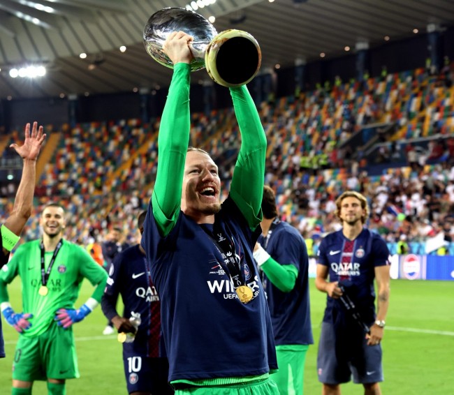 من هو ماتفي سافونوف، حارس مرمى باريس سان جيرمان الثاني وبطل كأس القارات؟