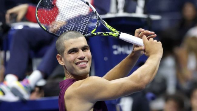 كارلوس ألكاراز يفاجئ الحاضرين في بطولة الولايات المتحدة المفتوحة بقصة شعر جديدة وانطباع روري ماكلروي