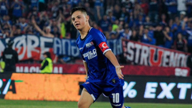 التكريم العاطفي من النادي التشيلي لوولتر مونتيلو وابنه سانتينو، بعد 15 عاما من نضاله من أجل حياته