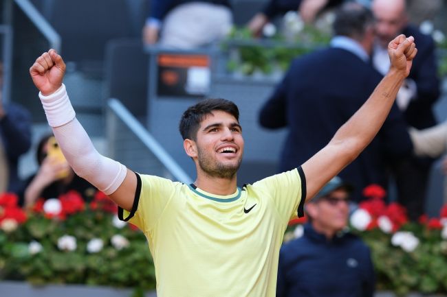 والد كارلوس ألكاراز يرسل بيانا موجزا بعد مقابلة مع خوان كارلوس فيريرو