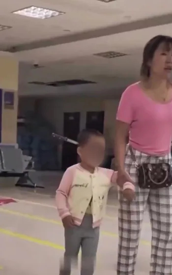 الأم تطعن "عن طريق الخطأ" ابنتها البالغة من العمر 3 سنوات في رأسها بسكين 15 سم ثم تأخذها إلى المستشفى