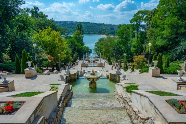 حزب مؤيد للاتحاد الأوروبي يفوز بالأغلبية على الحزب الموالي لروسيا في معركة مولدوفا