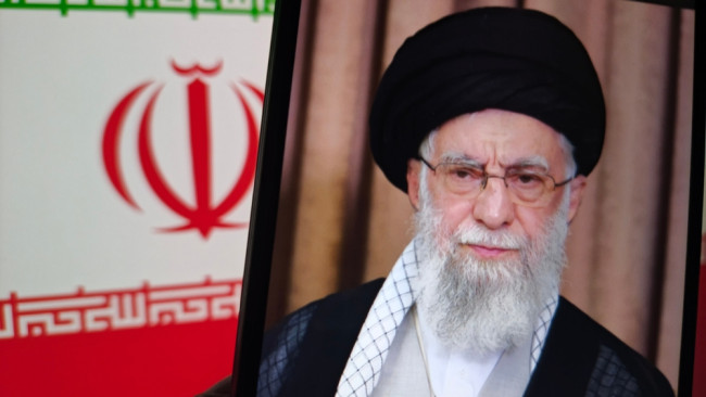 آلاف الأشخاص يشاركون في مسيرة في طهران في جنازة علي خامنئي، مطالبين بالانتقام من الولايات المتحدة وإسرائيل