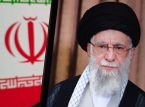 آلاف الأشخاص يشاركون في مسيرة في طهران في جنازة علي خامنئي، مطالبين بالانتقام من الولايات المتحدة وإسرائيل