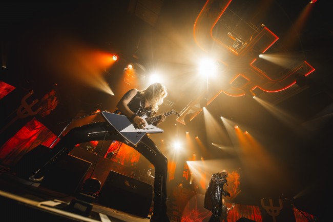 يهوذا بريست يكرم أوزي أوزبورن بنسخة خيرية من خنازير الحرب