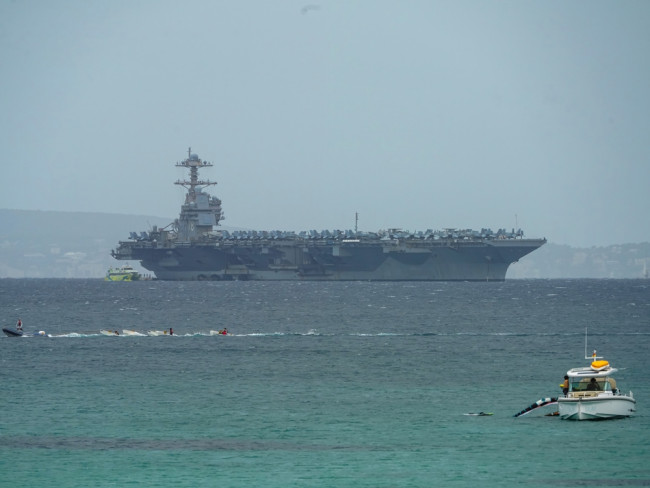 ترامب يرسل طائرات مقاتلة ل "ركل الباب" في إيران