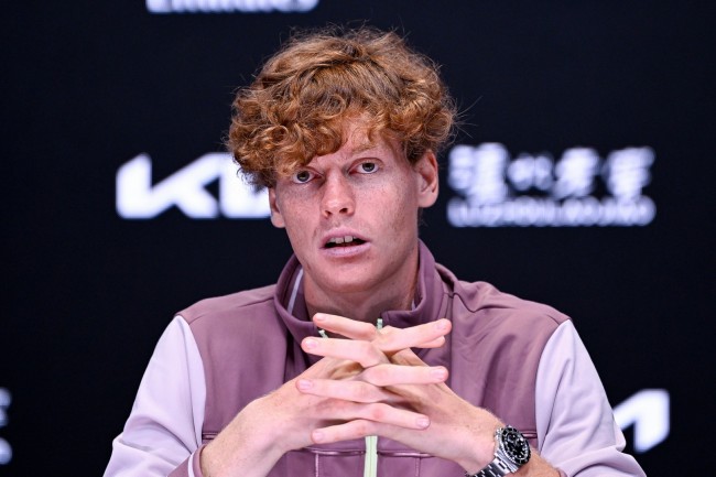 يانيك سينر يبدأ الدفاع عن لقبه في نهائيات رابطة لاعبي التنس المحترفين ضد فيليكس أوجيه-ألياسيم اليوم