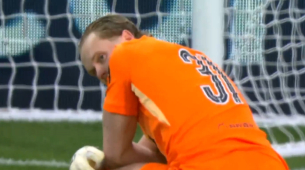 حارس توتنهام كينسكي تم استبداله بإيغور تيودور بعد 15 دقيقة وارتكب خطأين ضد أتلتيكي