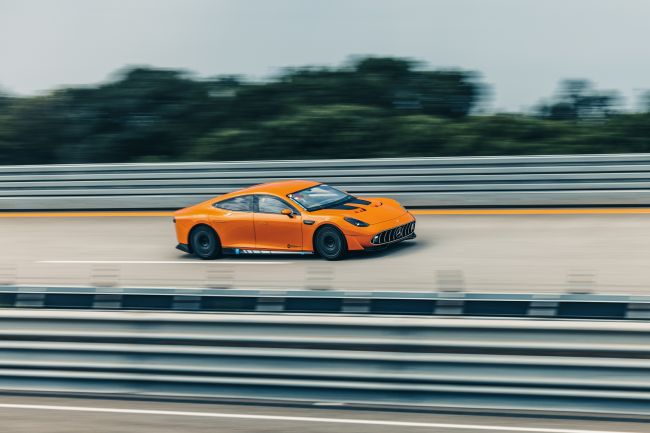 قادت سيارة مرسيدس-بنز الاختبارية AMG GT XX للتو حول العالم في أقل من ثمانية أيام ، محطمة الأرقام القياسية السابقة