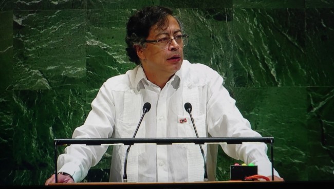 ترامب يحول التركيز عن فنزويلا ويهدد كولومبيا بالتعريفات الجمركية