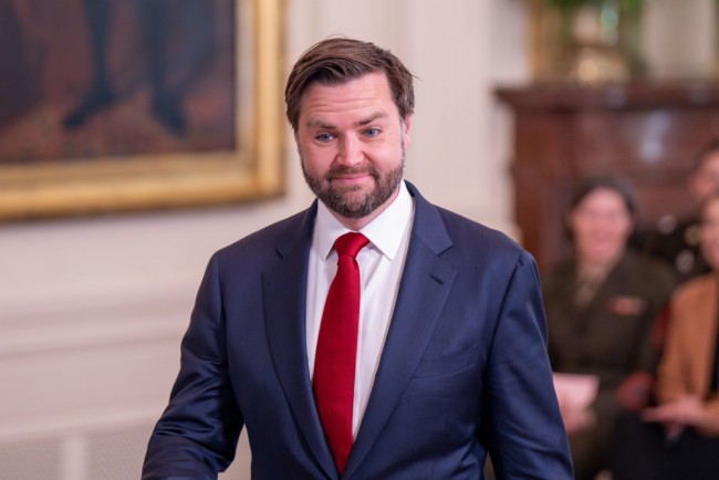 فانس يحذر من أن الولايات المتحدة "تتجه نحو الإغلاق" بعد لقائه مع الديمقراطيين