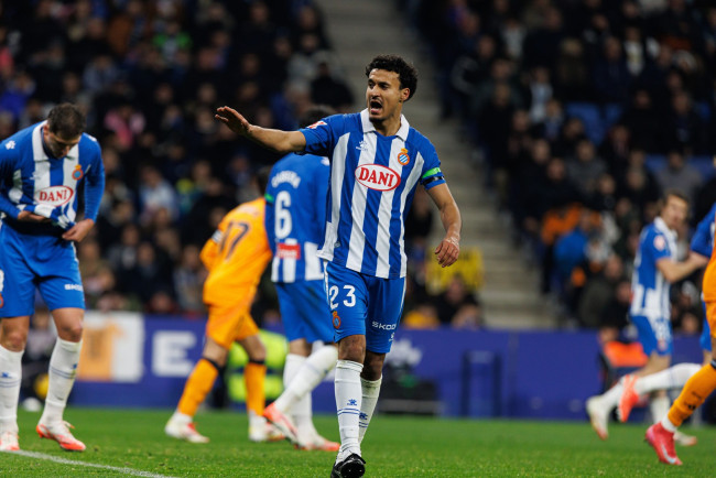 تم تفعيل بروتوكول مكافحة العنصرية في مباراة الدوري الإسباني بين إلشي والإسبانيول عندما أهان رافا مير عمر الهلالي