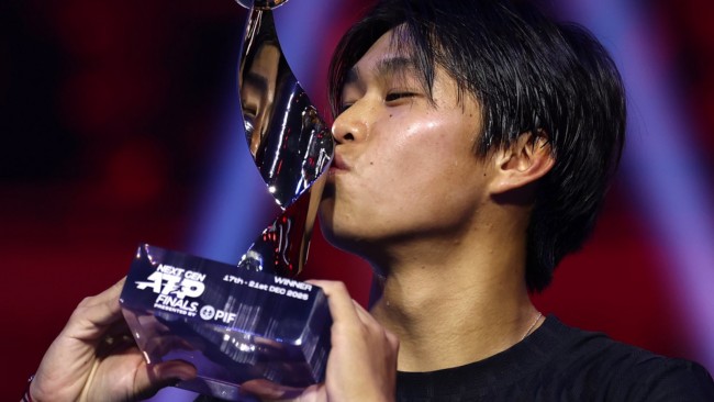 الطالب الأمريكي البالغ من العمر 20 عاما تيان يرفع آخر بطولة رابطة محترفي التنس لهذا العام