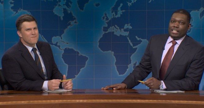 لقد حان ذلك الوقت من السنة مرة أخرى: كولين جوست ومايكل تشي يتبادلان النكات على SNL