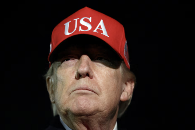 حذر ترامب من السفن الإيرانية التي تقترب من الحصار الأمريكي 