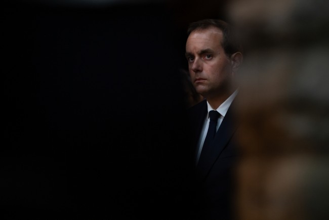 فرنسا تسرع في ميزانية الطوارئ قبل عيد الميلاد لتجنب إغلاق الحكومة بعد انهيار المحادثات