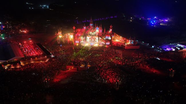 سيمضي مهرجان Tomorrowland الموسيقي قدما على الرغم من الحريق الهائل الذي دمر المسرح الرئيسي