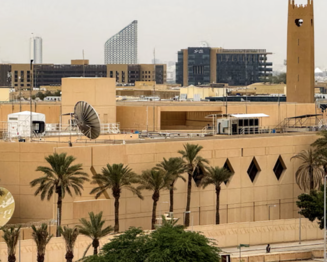 اليوم الرابع من الصراع: طائرات بدون طيار إيرانية تضرب السفارة الأمريكية في الرياض، إسرائيل ترسل قوات إلى لبنان