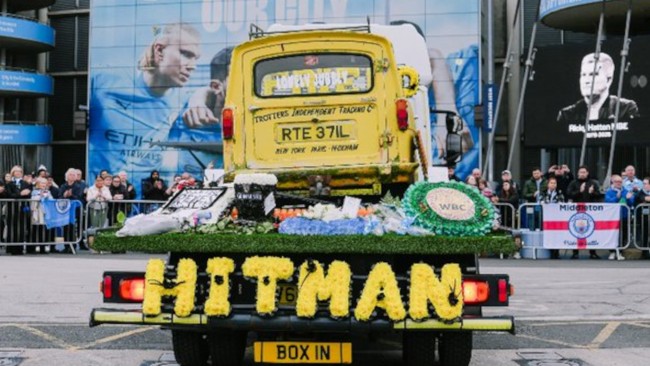 الآلاف من الناس يتجمعون في شوارع مانشستر ليقولوا وداعا أخيرا لريكي هاتون