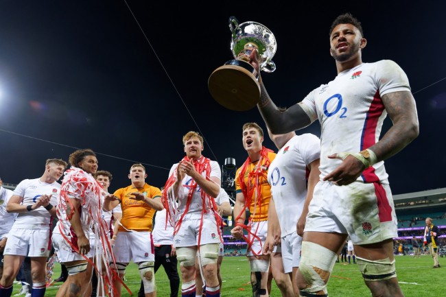 جدل مع منتخب إنجلترا للكريكيت حيث تم ضبطهم وهم يشربون بين مباريات آشز