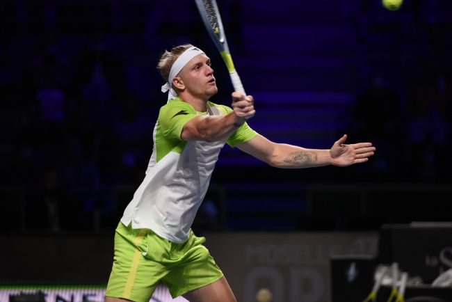 حسرة أليجاندو دافيدوفيتش فوكينا حيث غاب عن ثلاث نقاط مباراة في واشنطن للفوز بأول لقب له في رابطة لاعبي التنس المحترفين