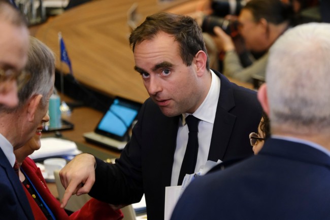 ماكرون يعيد تعيين ليكورنو رئيسا للوزراء