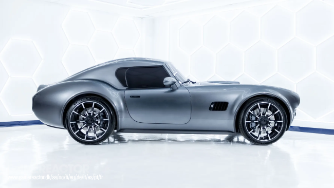 تم الكشف عن كوبيه AC Cobra GT Coupe ذات طابع الحنين والجنون